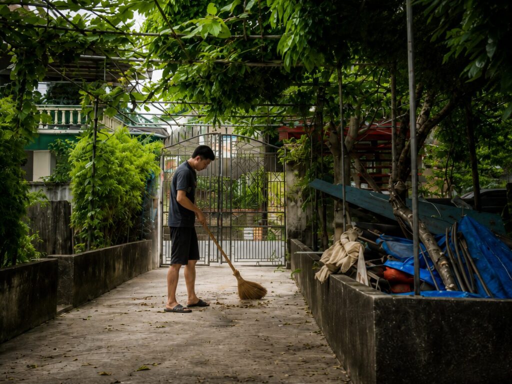 Ngoài công việc tại các trạm viễn thông, Đỗ Quang Thủy dành thời gian dọn dẹp sân vườn tại nhà ở Hải Phòng.