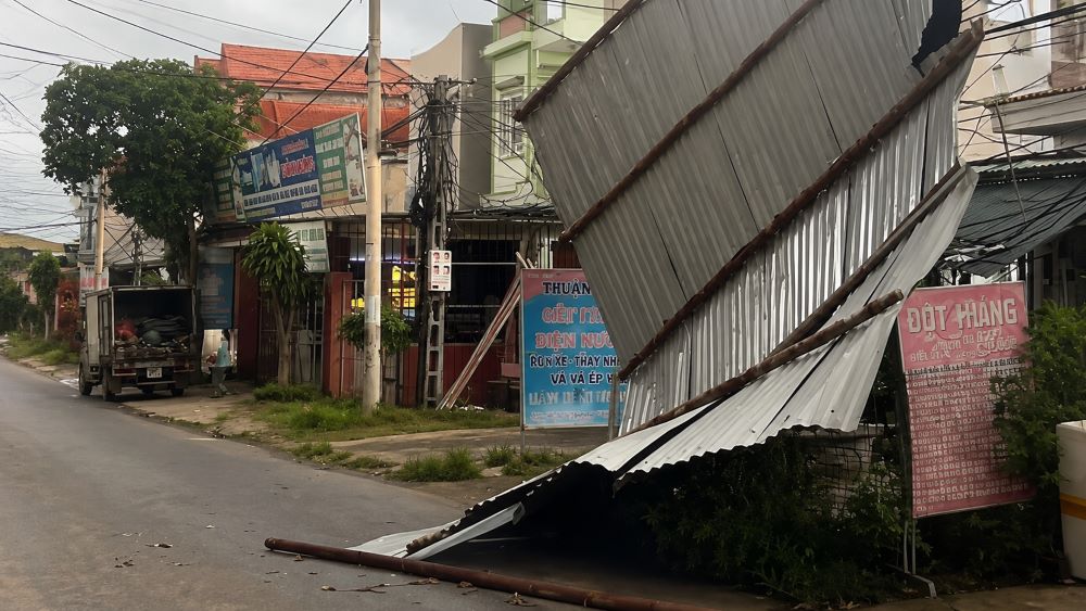 Mưa giông kèm gió giật mạnh ở Phú Thọ làm tốc mái nhà dân, gãy đổ cây xanh và biển quảng cáo, gây thiệt hại tài sản.