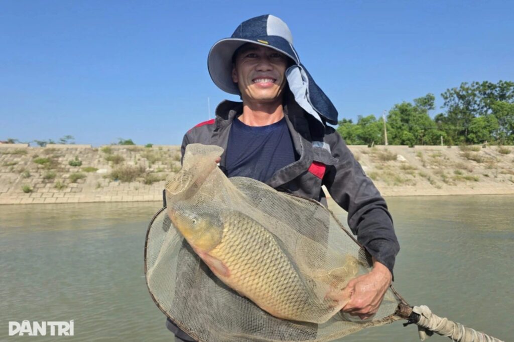 Mô hình nuôi cá lồng trên sông Lam