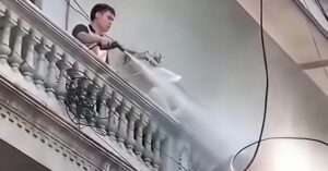 Xịt nước vào thợ xây