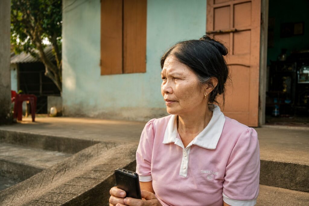 Bà Dương Thị Bé ngồi trước hiên nhà tại Hải Dương, hình ảnh gắn với câu chuyện người phụ nữ vượt khó Hải Dương trong bài viết chân dung.