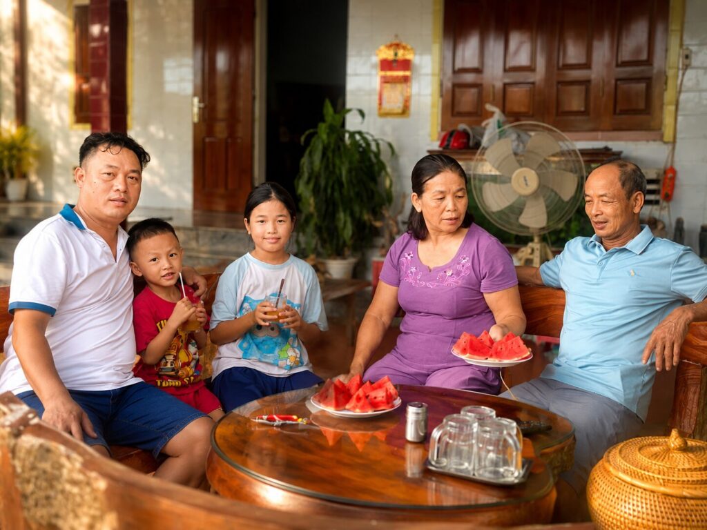 Gia đình bà Dung quây quần bên bàn nước tại nhà, minh họa cuộc sống thường ngày trong bài viết về Pháp Luân Công thay đổi cuộc sống.