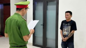 Công an bắt tạm giam Phan Minh Trí sau vụ say rượu lái ô tô tông quán nhậu và có hành vi thách thức lực lượng chức năng.