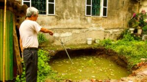 Hố sâu hơn 5m bất ngờ xuất hiện sát móng nhà dân ở Thái Nguyên, khiến nhiều hộ dân lo lắng và cơ quan chức năng khẩn trương xử lý.
