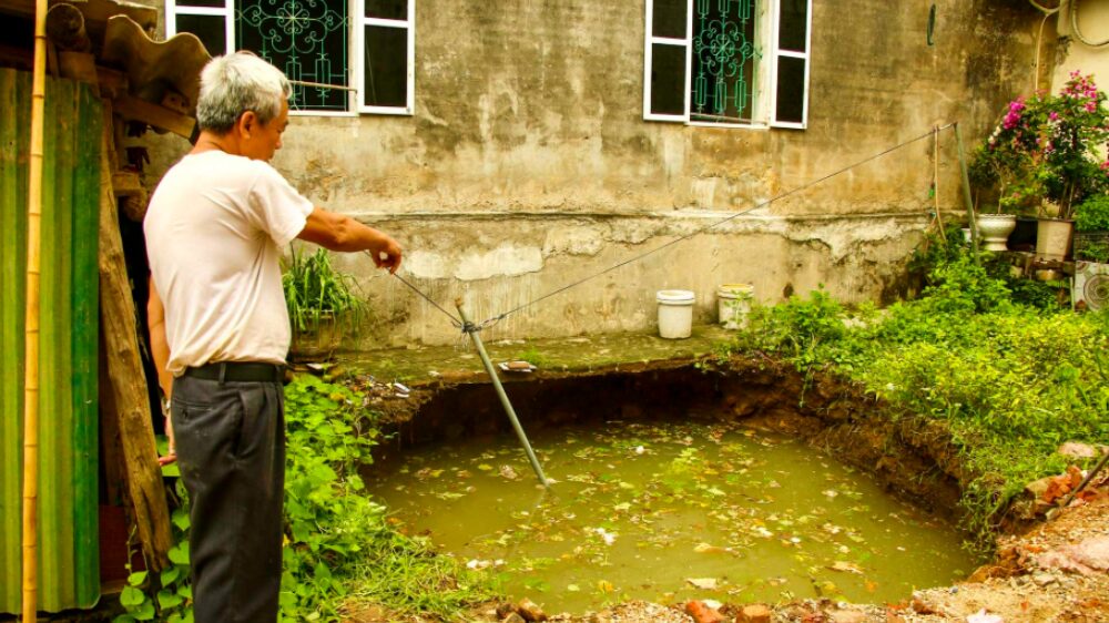 Hố sâu hơn 5m bất ngờ xuất hiện sát móng nhà dân ở Thái Nguyên, khiến nhiều hộ dân lo lắng và cơ quan chức năng khẩn trương xử lý.