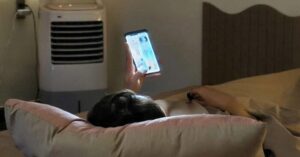 Chần chừ đi ngủ khiến người trẻ kiệt sức vì nghiện màn hình đêm