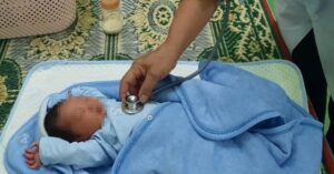 Bé gái bị bỏ rơi tại Quảng Trị cùng lời nhắn cam kết lạ