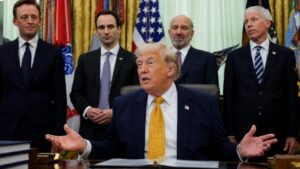Ông Trump cảnh báo Iran sẽ đối mặt hậu quả nếu không tuân thủ thỏa thuận, diễn biến mới thu hút sự chú ý quốc tế.
