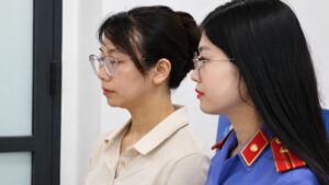 Thi hành lệnh bắt tạm giam nguyên kiểm sát viên Lê Thị Hồng Nhung vì cáo buộc làm sai lệch hồ sơ vụ án, xem diễn biến mới nhất.