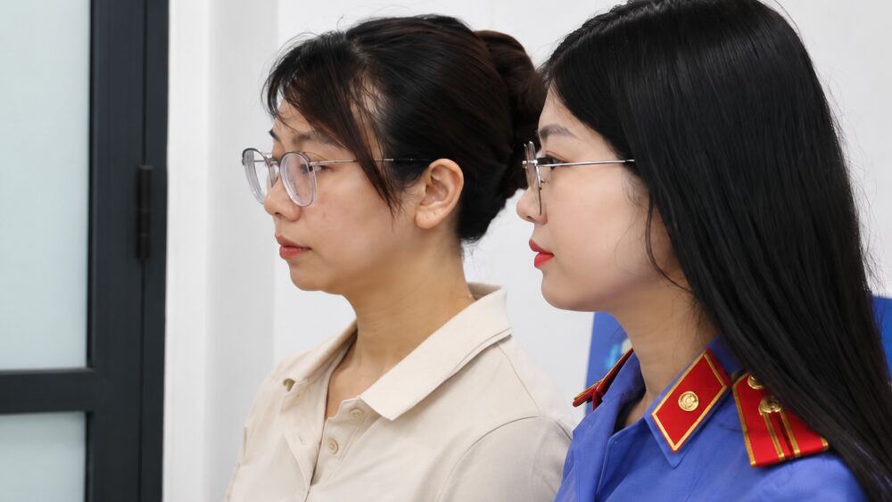 Thi hành lệnh bắt tạm giam nguyên kiểm sát viên Lê Thị Hồng Nhung vì cáo buộc làm sai lệch hồ sơ vụ án, xem diễn biến mới nhất.