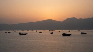 Mỹ và Iran phát tín hiệu hạ nhiệt sau đàm phán tại Thụy Sĩ, mở đường cho đối thoại về hàng hải, dầu mỏ và an ninh khu vực.