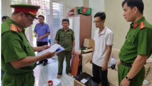 Bắt giam 2 người sản xuất nước yến giả quy mô lớn, thu giữ hơn 360.000 sản phẩm. Xem diễn biến mới nhất của vụ án.