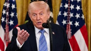 Iran đóng eo biển Hormuz, Tổng thống Trump ra tối hậu thư mới với Tehran, làm gia tăng căng thẳng tại điểm nóng năng lượng thế giới.