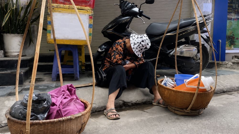 Vỡ mộng khi coi con là bảo hiểm tuổi già, nhiều người cao tuổi vẫn phải mưu sinh và tự lo cuộc sống trước những biến động khó lường.