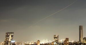 Iran phóng tên lửa vào Israel, thỏa thuận ngừng bắn bị phá vỡ