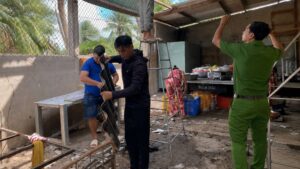 Lốc xoáy gây thiệt hại nặng, nhiều nhà dân bị tốc mái. Lực lượng chức năng hỗ trợ người dân khắc phục hậu quả sau thiên tai.