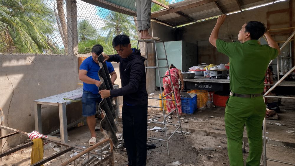 Lốc xoáy gây thiệt hại nặng, nhiều nhà dân bị tốc mái. Lực lượng chức năng hỗ trợ người dân khắc phục hậu quả sau thiên tai.