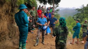 Tìm thấy thi thể bé trai 22 tháng tuổi mất tích trong rừng Cao Bằng sau nhiều ngày tìm kiếm, lực lượng chức năng phối hợp rà soát khu vực.