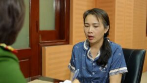 Khởi tố nữ giám đốc trong vụ buôn lậu hơn 10.000 tấn chân gà đông lạnh, thu giữ hơn 2.000 tấn hàng tại nhiều kho.