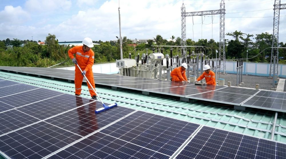 Chính phủ cho phép người dân bán tối đa 50% sản lượng điện mặt trời mái nhà dư thừa lên lưới quốc gia. Xem ngay quy định mới để tối ưu hiệu quả đầu tư điện sạch.