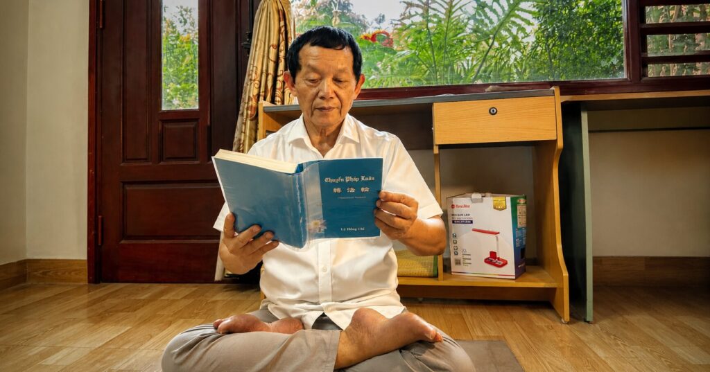 Ông Ngô Chí Ngọ đọc sách tại nhà riêng, duy trì thói quen sinh hoạt đã gắn bó với ông trong nhiều năm qua.