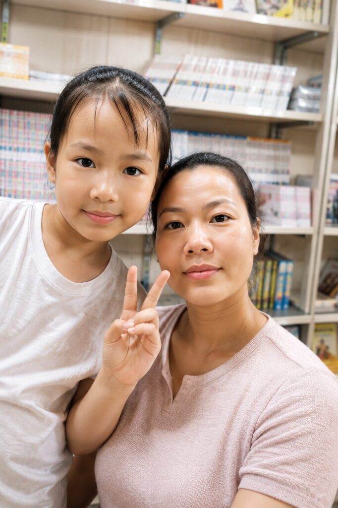 Chị Phan Thị Lợi chụp ảnh cùng con gái tại hiệu sách, minh họa cuộc sống gia đình sau hành trình vượt ung thư vòm họng.