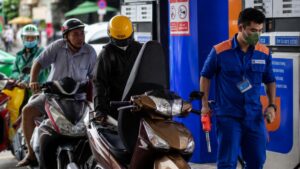 Giá xăng dầu hôm nay giảm mạnh cả trong nước và thế giới, đánh dấu tuần lao dốc đáng chú ý, tác động tới thị trường năng lượng.