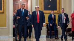 Cuộc họp giữa ông Trump và phe Cộng hòa tại Đồi Capitol biến thành màn đấu khẩu căng thẳng về các chính sách then chốt. Xem chi tiết tại đây