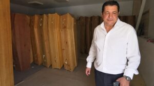 Chủ nhà xác tại Paris từ chối hàng trăm cuộc gọi hỏi còn chỗ mỗi ngày do nhu cầu tăng, phản ánh áp lực lên dịch vụ tang lễ.