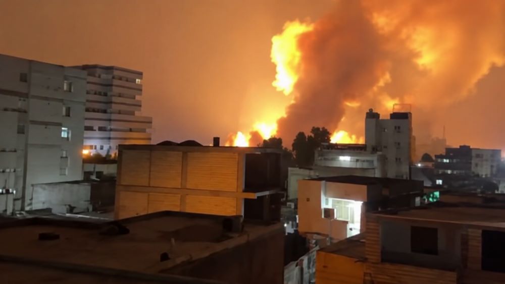 Iran tuyên bố không đầu hàng sau cuộc tập kích của Mỹ, trong khi Washington cảnh báo về đòn tấn công chưa từng có.