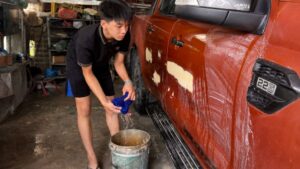 Mồ côi cả bố lẫn mẹ, cậu bé 13 tuổi đi làm hè tại ga ra ô tô để dành tiền mua bảo hiểm y tế, lan tỏa nghị lực sống.