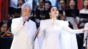 NSND Quang Thọ ở tuổi 77 song ca cùng học trò Nguyễn Khánh Ly trong ca khúc "Miền xa thẳm", mang đến tiết mục giàu cảm xúc.