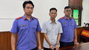 Bắt tạm giam nguyên thẩm phán TAND TP Hà Nội Nguyễn Đăng Phong để điều tra theo quy định pháp luật. Xem diễn biến vụ việc.