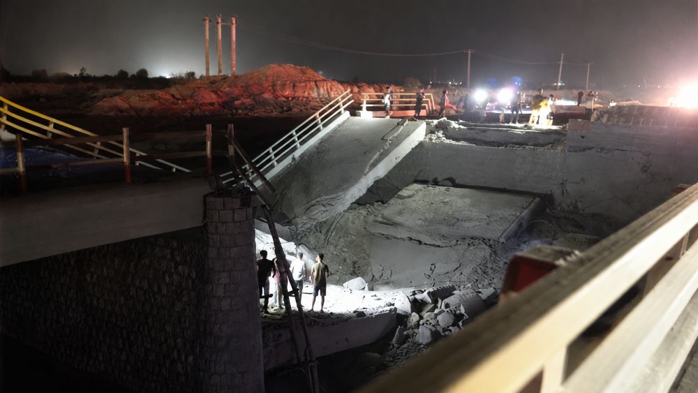 Iran thắt chặt năng lượng sau các cuộc không kích của Mỹ, trong bối cảnh hạ tầng giao thông gần Bandar Abbas bị tấn công.