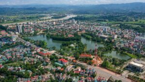 Tập đoàn Vingroup hỗ trợ xây dựng cầu treo tại Tuyên Quang, góp phần cải thiện giao thông và đời sống người dân vùng cao.