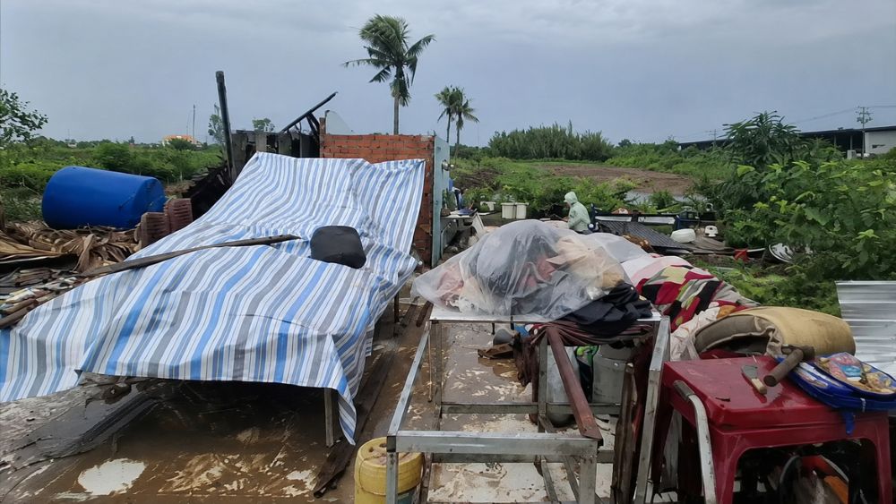 Lốc xoáy hất văng bé 11 tuổi, gây thiệt hại nặng nhiều nhà cửa. Câu chuyện về giây phút kinh hoàng khiến nhiều người xót xa.