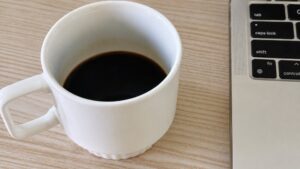 Uống cà phê mỗi ngày có thể ảnh hưởng đến sức khỏe xương theo nhiều cách. Tìm hiểu lợi ích, rủi ro và lưu ý khi sử dụng.