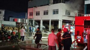 Lực lượng PCCC khẩn trương khống chế vụ cháy tại một nhà xưởng trong đêm, nhiều xe cứu hỏa và cán bộ được huy động để xử lý hiện trường.
