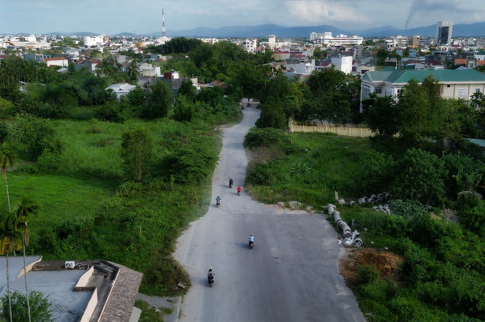 Tuyến đường gần 1km thi công 10 năm chưa xong, ảnh hưởng giao thông và đời sống người dân. Xem nguyên nhân và diễn biến mới.