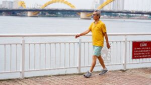 Đi bộ thường xuyên giúp giảm nguy cơ tăng huyết áp và cải thiện sức khỏe tim mạch. Khám phá 7 thói quen tốt nên duy trì mỗi ngày.