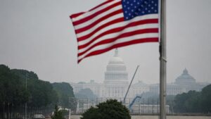 Khói cháy rừng Canada bao phủ Washington DC khi ông Trump cảnh báo áp thêm thuế, làm căng thẳng thương mại Mỹ - Canada.