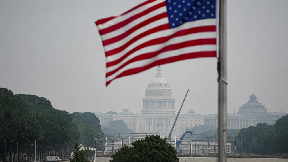 Khói cháy rừng Canada bao phủ Washington DC khi ông Trump cảnh báo áp thêm thuế, làm căng thẳng thương mại Mỹ - Canada.
