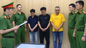 Giám đốc và 2 nhân viên bị bắt vì làm giả hàng trăm phiếu thí nghiệm vật liệu công trình, phục vụ điều tra sai phạm.