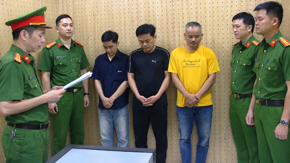 Giám đốc và 2 nhân viên bị bắt vì làm giả hàng trăm phiếu thí nghiệm vật liệu công trình, phục vụ điều tra sai phạm.