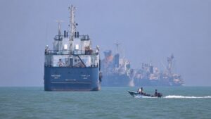 Cạnh tranh tại eo biển Hormuz định hình luật chơi hàng hải mới, tác động đến vận tải biển và chuỗi cung ứng toàn cầu.