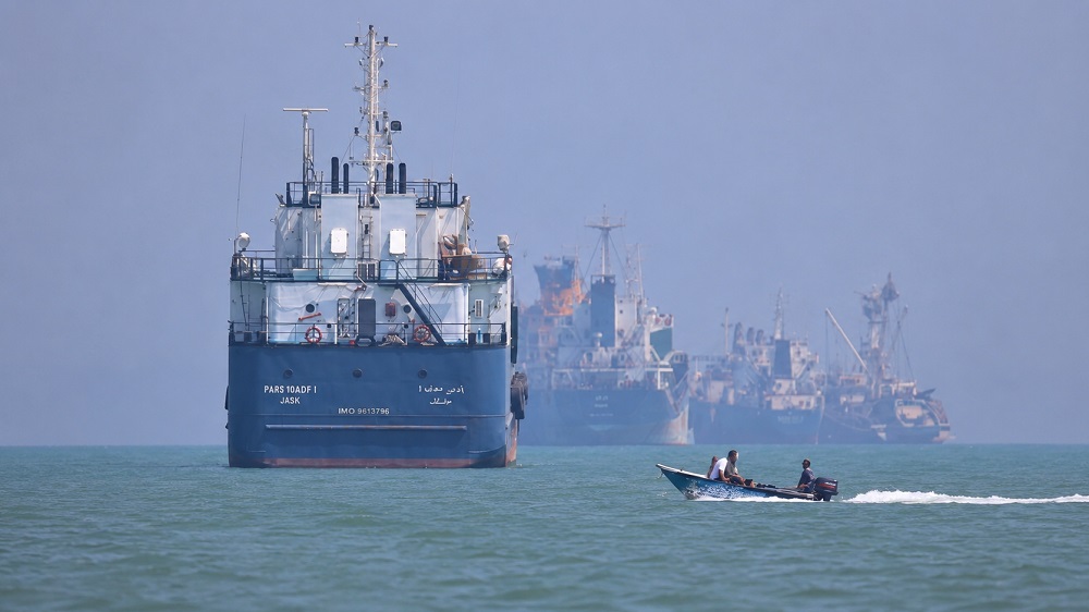 Cạnh tranh tại eo biển Hormuz định hình luật chơi hàng hải mới, tác động đến vận tải biển và chuỗi cung ứng toàn cầu.