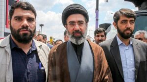 Sự xuất hiện bất ngờ của tân Lãnh tụ Tối cao Iran trước ngày tang lễ người cha quá cố đang thu hút sự chú ý đặc biệt từ dư luận. Xem ngay!