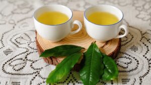 Uống 2-4 tách trà không đường mỗi ngày có thể hỗ trợ bảo vệ tim mạch. Tìm hiểu lợi ích và lưu ý khi sử dụng trà hằng ngày.