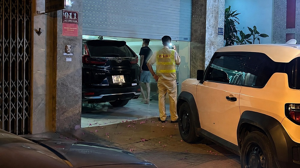 CSGT nhanh chóng xác định chủ ô tô gây tai nạn tông 2 người trên vỉa hè ở Lào Cai rồi bỏ chạy, vụ việc đang được điều tra.