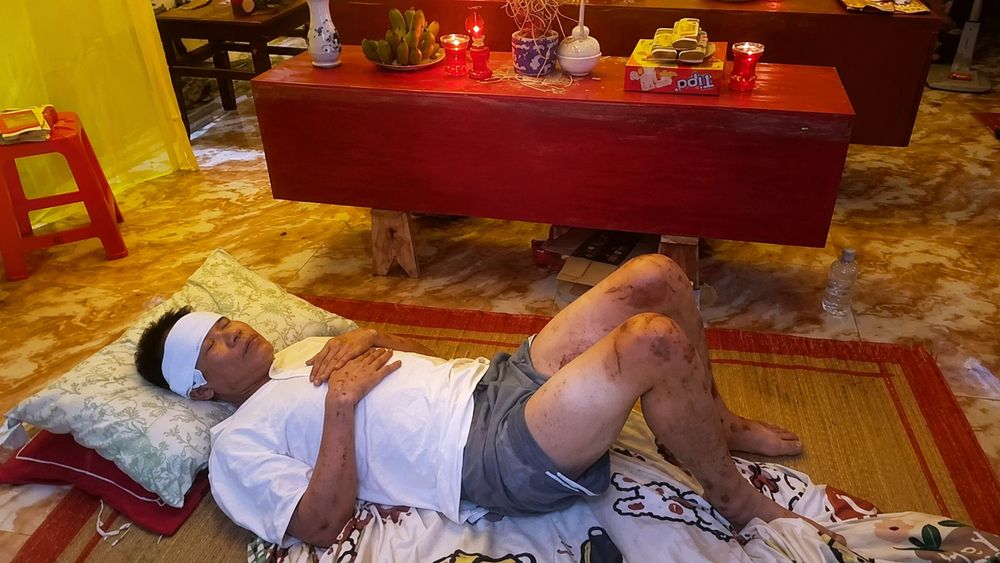 Hình ảnh thật lòng nơi rốn lũ: Khoảnh khắc người đàn ông nằm bên linh cữu vợ và con trai khiến nhiều người nghẹn lòng trước mất mát do mưa lũ.